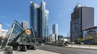 Dziewczynka utknęła głową między poręczami w metrze. Pomogła pasażerka