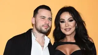 Sylwia Bomba pozuje topless z partnerem. Fanka: "Nie bądźmy świętsi od papieża"