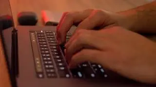 Awaria dużej sieci komórkowej i atak na rządową platformę